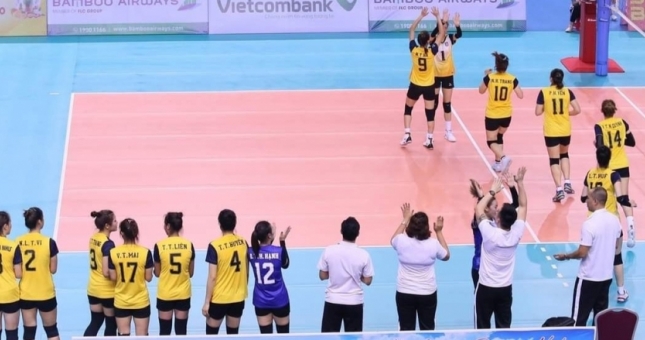 Màn trao giải có '1-0-2': Các đội nhận thưởng bằng cách... được chuyển khoản