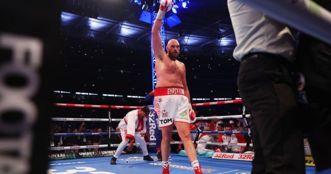 Hạ 'knock-out' Dillian Whyte sau 6 hiệp, Tyson Fury bảo vệ danh hiệu WBC