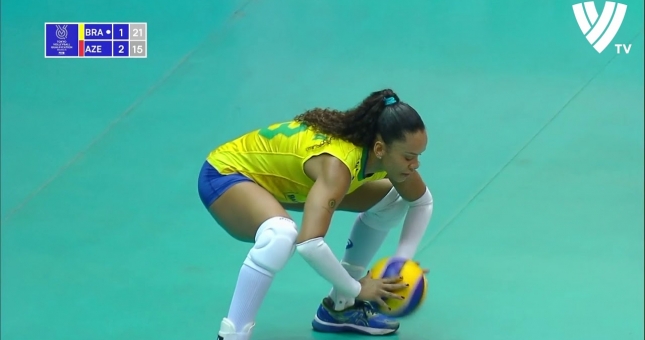 Góc hài hước: Khi fan hâm mộ 'cosplay' dáng phát bóng các nữ VĐV bóng chuyền