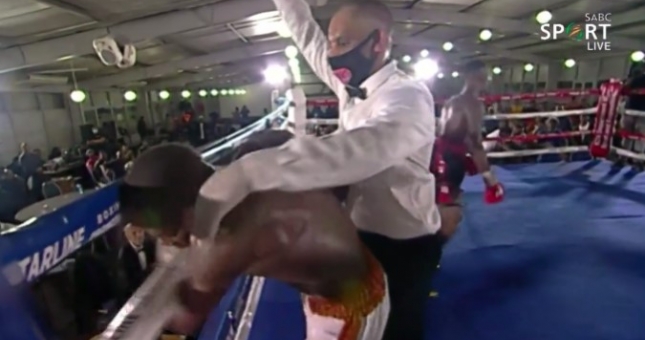 Võ sĩ Nam Phi qua đời sau khoảnh khắc kinh dị trên sàn đấu