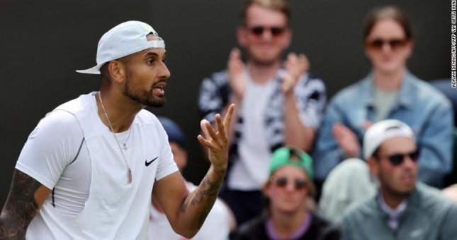 'Trai hư' Nick Kyrgios nhổ nước bọt vào mặt NHM tại Wimbledon