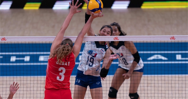 Kết quả tứ kết bóng chuyền nữ VNL 2022 ngày 14/7: Châu Á vắng bóng hoàn toàn