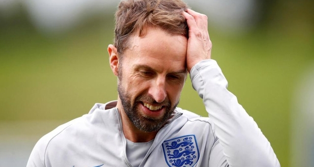 HLV trưởng tuyển Anh bị “sốc” trước hành vi của các cổ động viên