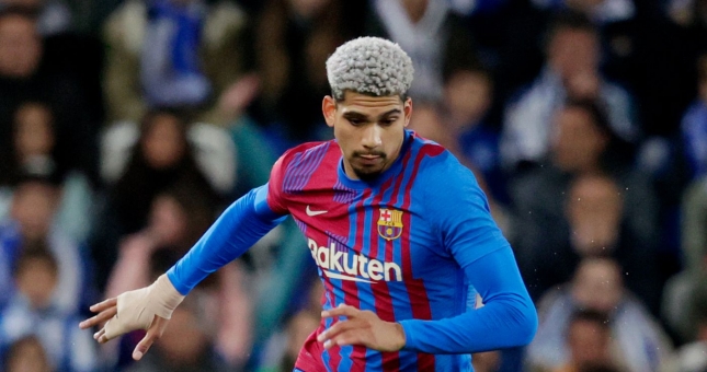 Ngôi sao Barcelona rời sân bằng xe cấp cứu sau va chạm với đồng đội