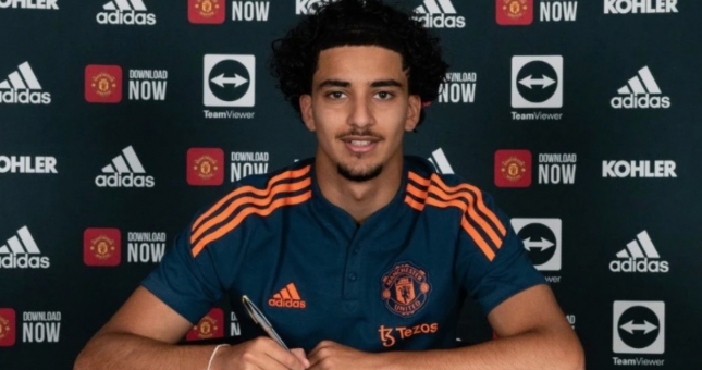 Man Utd công bố hợp đồng mới với tuyển thủ Iraq