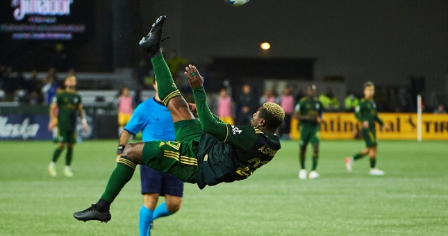 Tình huống ghi bàn thắng đẹp như trong game trên đất Mỹ