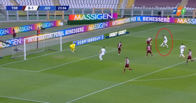 Ronaldo 'nhảy múa' giữa 4 cầu thủ đối phương, chuyền xỏ háng trọng tài