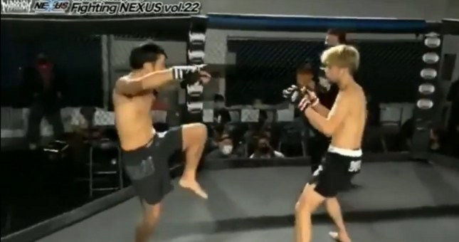 Võ sĩ Nhật Bản 'làm trò mèo' bị đối thủ lên gối liên hoàn đến bất tỉnh