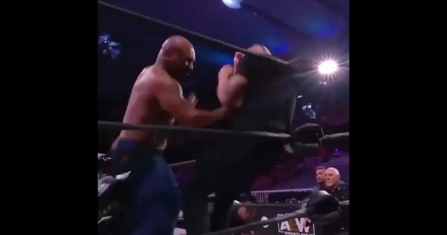 Mike Tyson thượng đài tuổi 54, khiến 'quái vật' 101kg khiếp vía