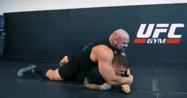 Dustin Poirier chạm trán 'Người đàn ông khỏe nhất hành tinh', trước thềm đấu McGregor