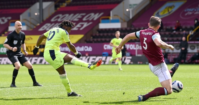 Saint-Maximin tỏa sáng, Burnley gục ngã ngay trên sân nhà