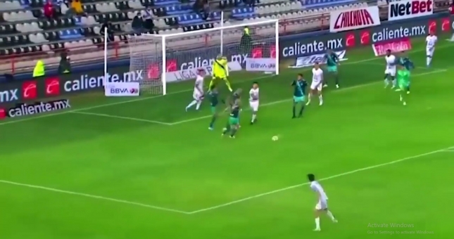 VIDEO: Ngỡ ngàng bàn thắng xa nhất thế giới khiến tất cả phải ngả mũ