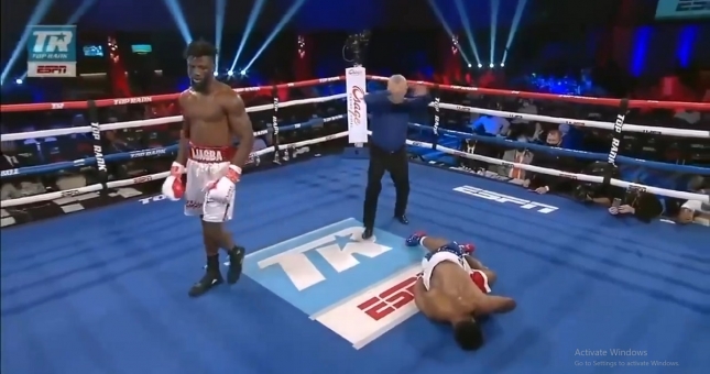 'Quái thú' 1m98 ra đòn nhanh như điện knock-out đối thủ trong nháy mắt