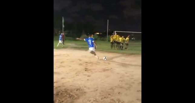 VIDEO: Cầu thủ gây 'cực lú' với cú đá phạt vươn tầm vũ trụ