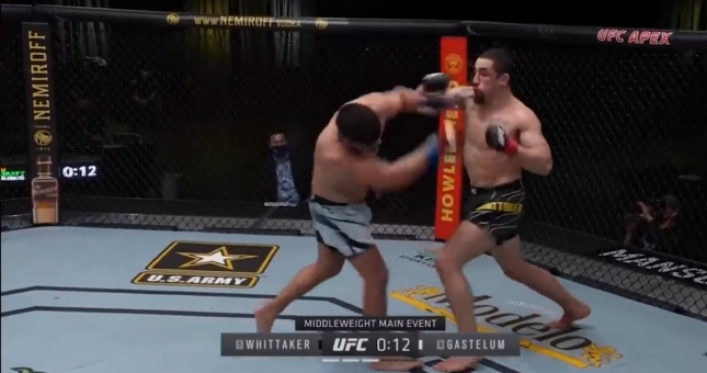 Cựu vương UFC ra đòn như máy, hạ đẹp đối thủ người Mỹ