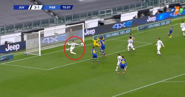 VIDEO: Ronaldo 2 lần bỏ lỡ khó tin ở khoảng cách quen thuộc