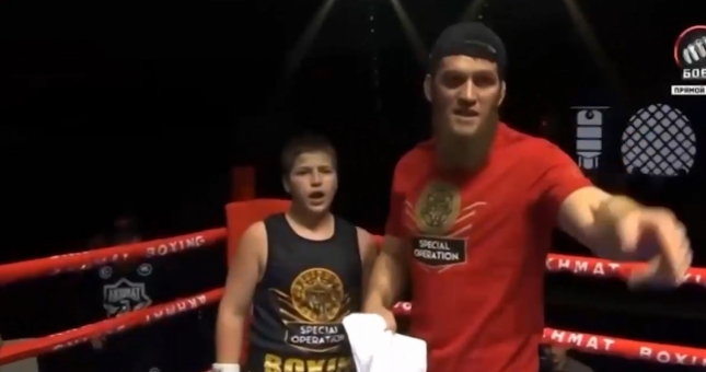 VIDEO: Khó tin, võ sĩ thua cuộc được trọng tài xử thắng vì bố làm to