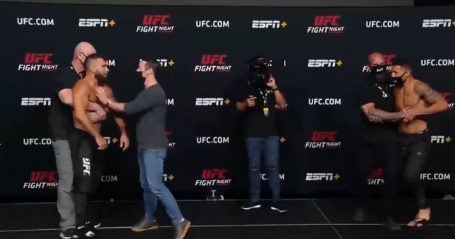 Võ sĩ chấn động não, bong gân cổ sau cú đẩy xấu chơi của đối thủ