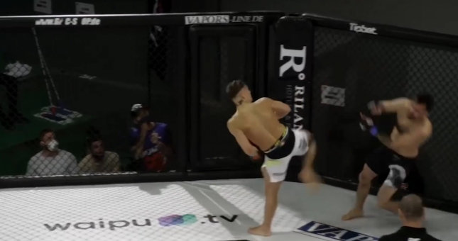 VIDEO: Võ sĩ tung đòn 'lốc xoáy' khó tin, hạ đối thủ trong nốt nhạc