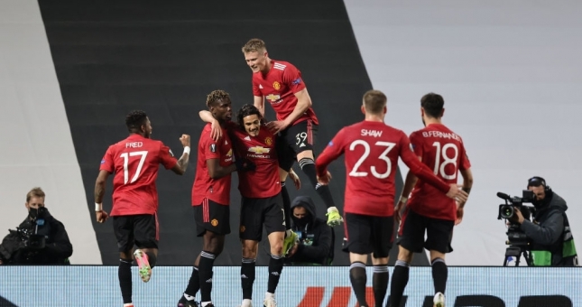 MU đặt một chân vào chung kết với chiến thắng hủy diệt