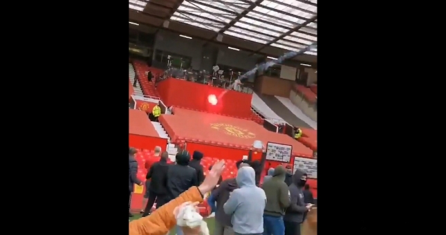 VIDEO: CĐV Man Utd biến Old Trafford thành bãi chiến trường, phá logo đội bóng