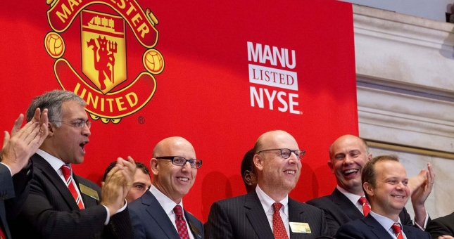 Gia đình Glazers bán bớt cổ phần tại Man United
