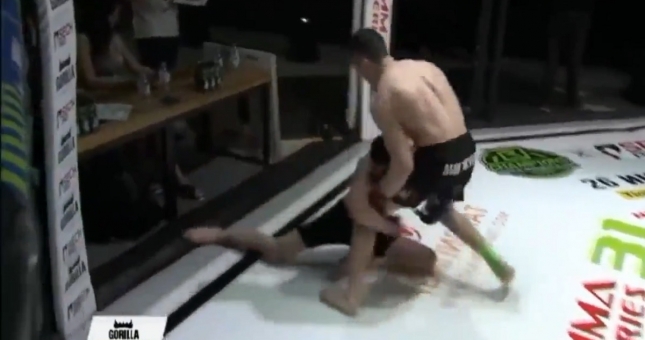 VIDEO: Võ sĩ MMA đối diện tử thần vì quyết định chậm chạp của trọng tài