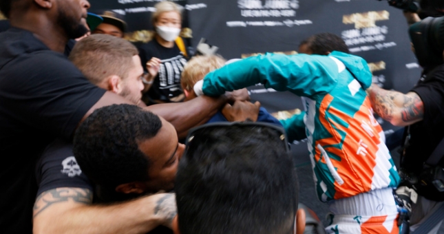 VIDEO: Jake Paul no đòn trong vụ ẩu đả với Floyd Mayweather tại buổi họp báo