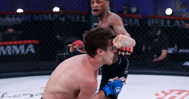 VIDEO: 'Người nhện' MMA đi đường quyền khiến đối thủ chấn thương lõm mũi