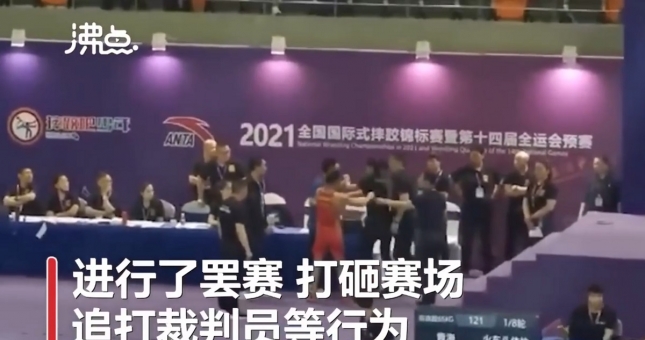 VIDEO: Đô vật Trung Quốc đập phá, mắng chửi trọng tài vì nghĩ bị xử ép
