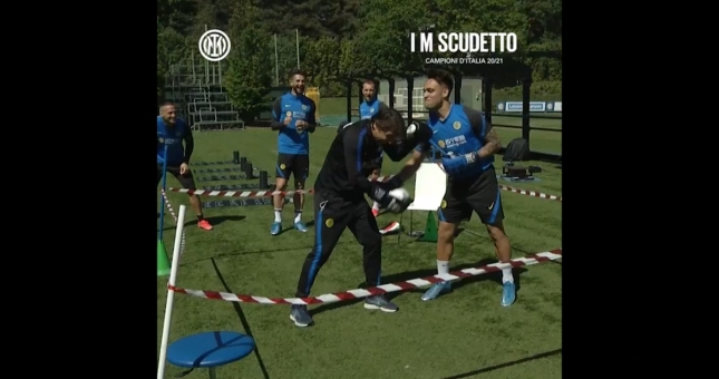 Lukaku cầm trịch, 'Đàn em Messi' và HLV Conte giải quyết ân oán bằng quyền Anh