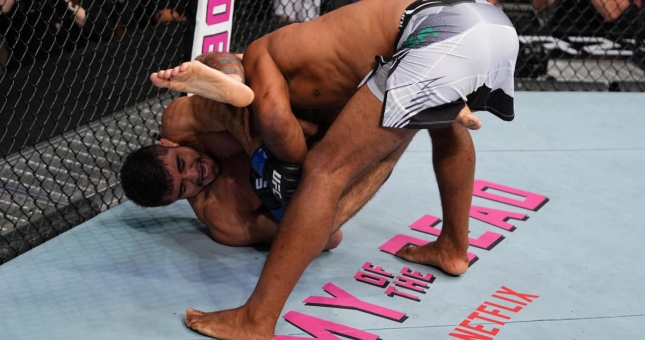 VIDEO: Ronaldo bị gãy tay sau đòn khóa của đàn em trên sàn UFC