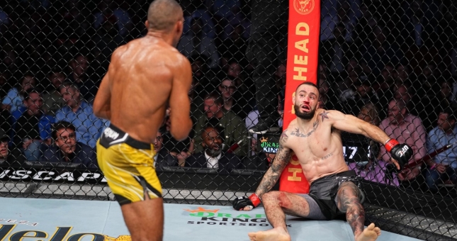 Võ sĩ Brazil tung chiêu 'giật điện' khiến đối thủ bất tỉnh trên sàn UFC