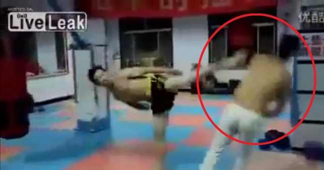 Đụng nhầm võ sĩ Tán thủ, môn sinh Túy quyền bị đánh 'nhũn người'