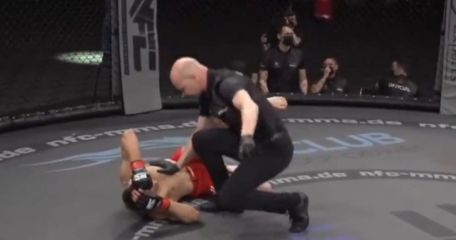 VIDEO: Võ sĩ gặp chấn thương 'rợn tóc gáy' trong trận tranh đai