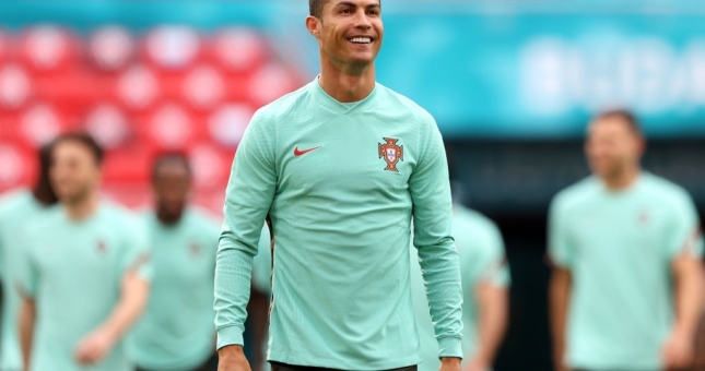 Ronaldo chơi trội, công khai ‘đối đầu’ UEFA tại EURO 2021