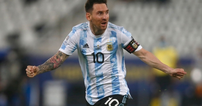 Messi chính thức vượt qua Ronaldo, trở thành ‘Nhà Vua đương đại’