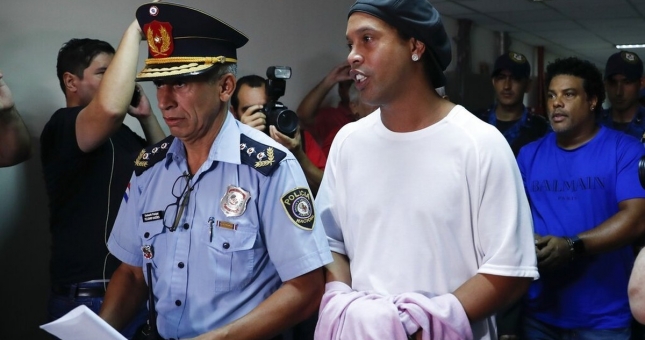 Ronaldinho gặp rắc rối lớn, đối diện nguy cơ vào tù lần hai