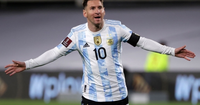 VIDEO: Siêu phẩm giúp Messi xô đổ kỷ lục vĩ đại của 'Vua bóng đá' Pele