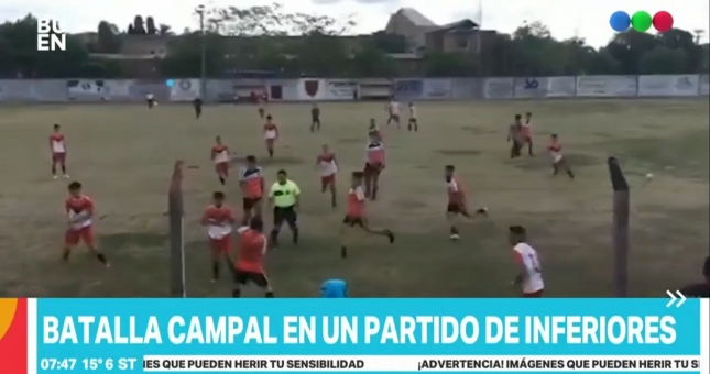 VIDEO: Xuất hiện 'đội bóng thiếu lâm' ngoài đời thực khiến trọng tài rút 13 thẻ đỏ