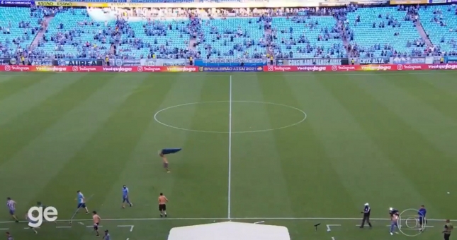 VIDEO: Cay cú vì thua trận, cổ động viên tràn vào sân phá nát VAR