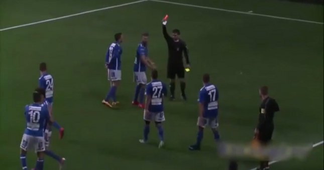 VIDEO: Cầu thủ bị đuổi khỏi sân vì pha ăn mừng 'không giống ai'