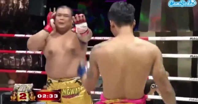 Võ sĩ Muay Thái biến tay đấm quyền Anh thành 'gã hề' chỉ bằng một cú đá