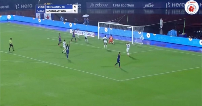 VIDEO: Cầu thủ giải châu Á đá phản lưới nhà cực ảo, bị nghi dàn xếp bán độ