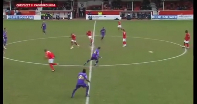 Ngỡ ngàng thủ môn nhận thẻ đỏ nhanh nhất thế giới