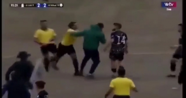 Không ngại va chạm, trọng tài đấm cả cầu thủ lẫn huấn luyện viên trên sân