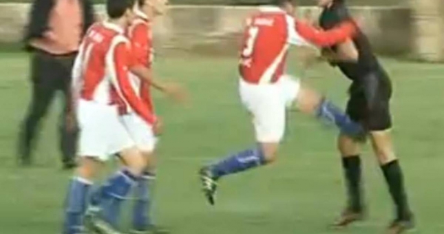 Cầu thủ đấm trọng tài 'không trượt phát nào' vì không được hưởng penalty