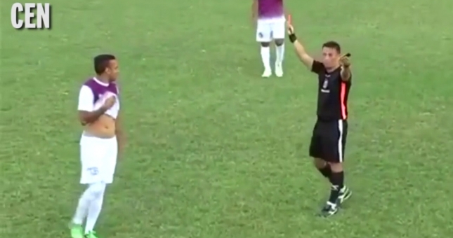 Ngỡ ngàng cầu thủ nhận thẻ đỏ sau 10 giây vào sân vì lý do 'ối dồi ôi'