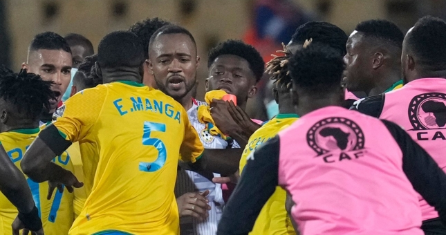 Cựu sao Ngoại hạng Anh và đồng đội hành hung đàn em của Aubameyang