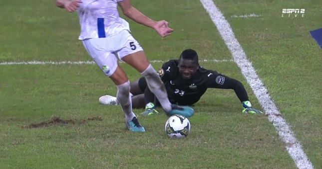 VIDEO: Thủ thành Bờ Biển Ngà tấu hài với pha bóng như bán độ tại CAN 2021